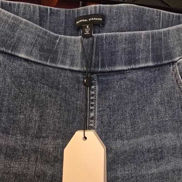 Universal Standard Pull On Stretch Waist Jeans - Picture 4 of 5